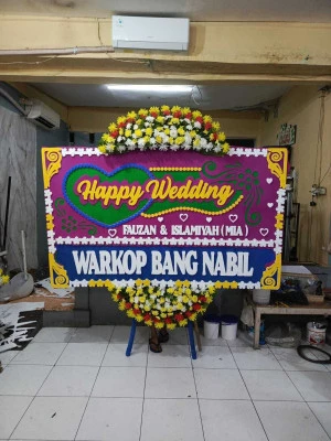 Papan Bunga di Kayu Manis
